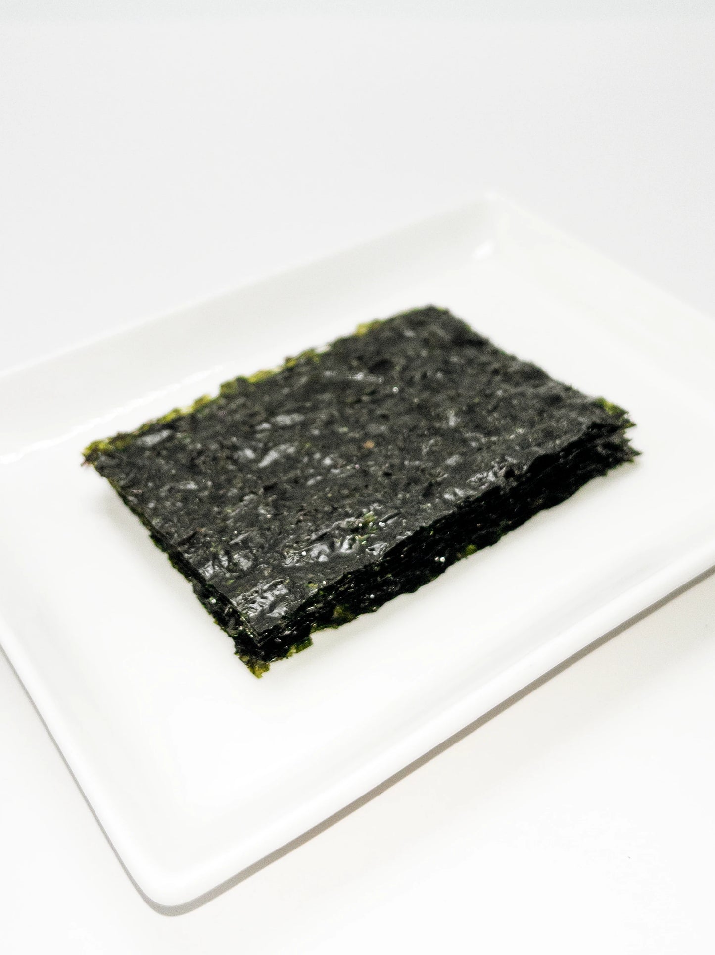 Chips d'algues bio Clearspring posés dans une assiette blanche | Eat In Japan