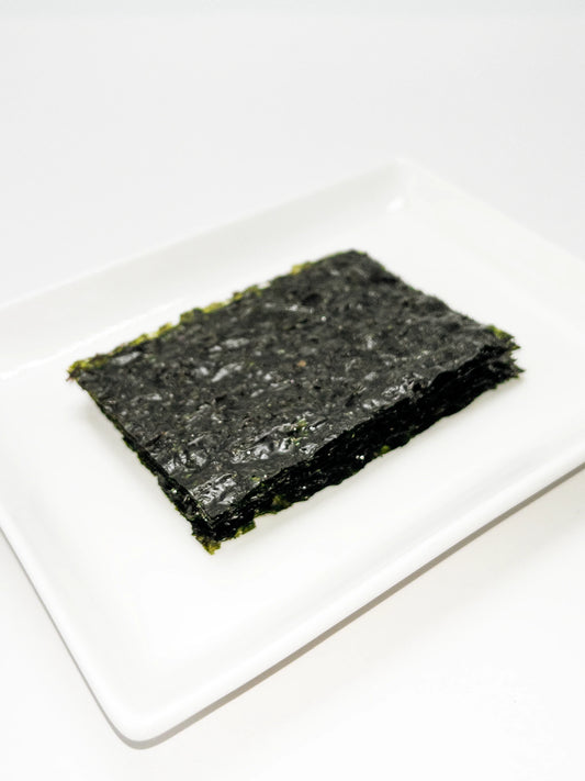 Chips d'algues bio Clearspring posés dans une assiette blanche | Eat In Japan