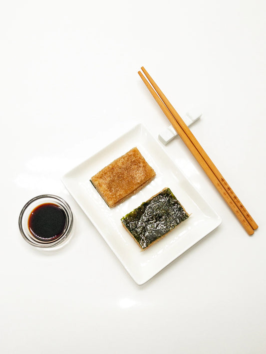 Deux Mochi de riz brun, kirimochi, bio, posés dans une assiette| Épicerie en ligne Eat In Japan