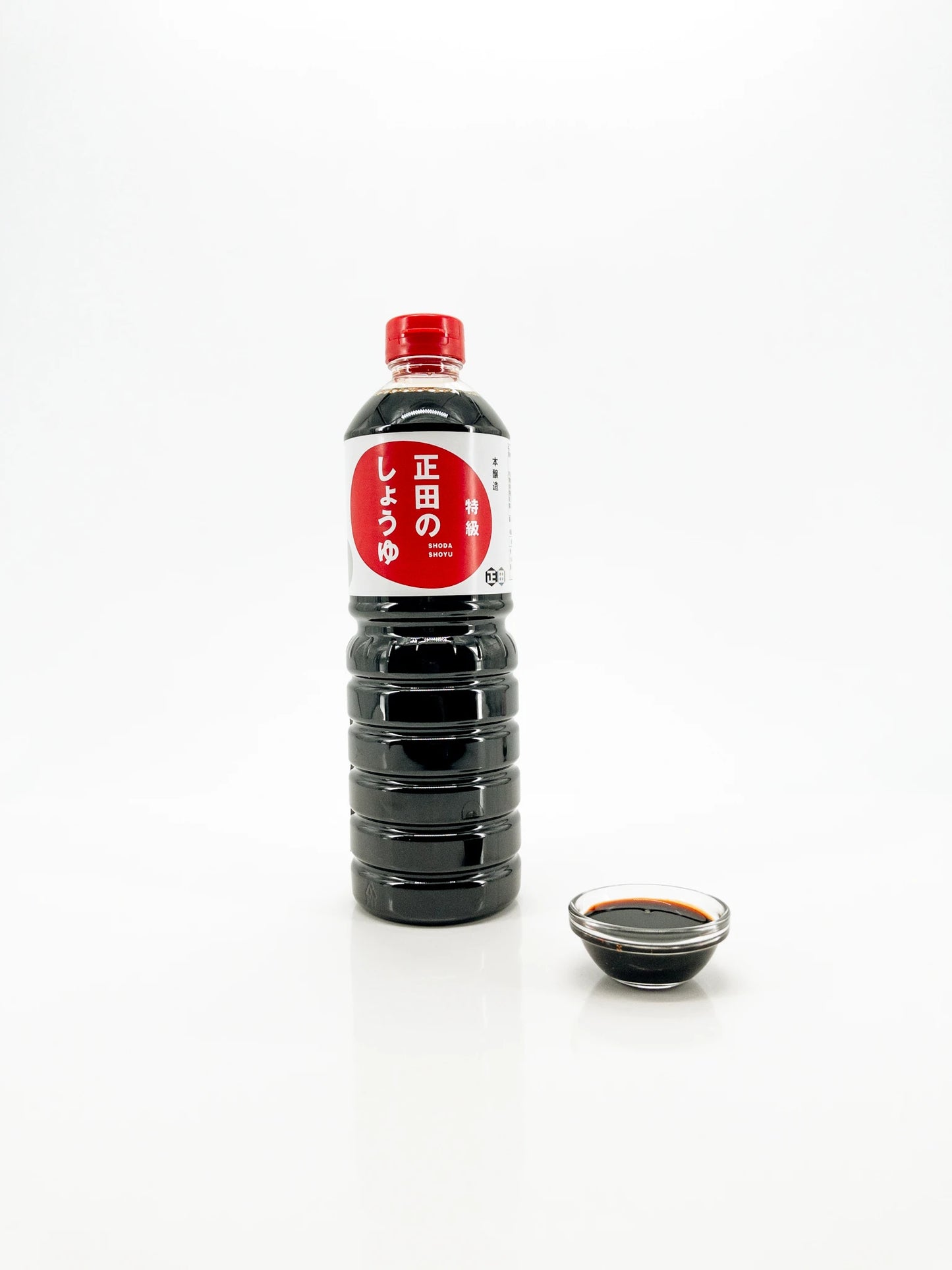 Bouteille de sauce soja - Shoyu Shoda et coupelle contenant du Shoyu Shoda | Eat in Japan épicerie en lige