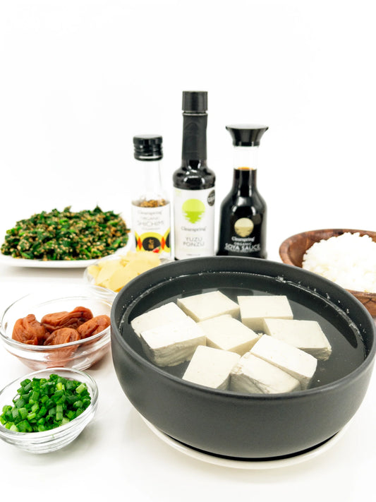 Yudōfu (Tofu dans du bouillon), avec des épinards au sésame, de la ciboule, du riz vapeur, des umeboshi, du radis daikon takuan, du shichimi togarashi Clearspring, du shoyu Clearspring et du ponzu