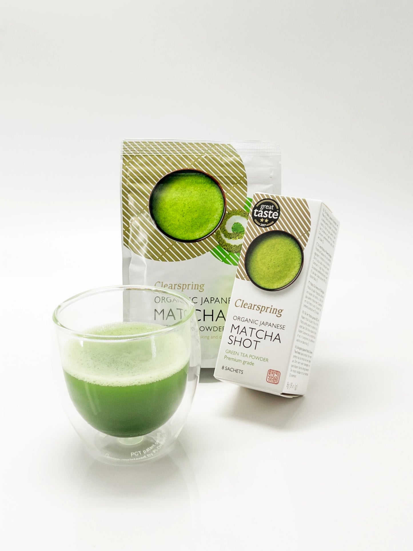 Boîte de shots et sachet de matcha premium bio clearspring et verre de matcha infusé