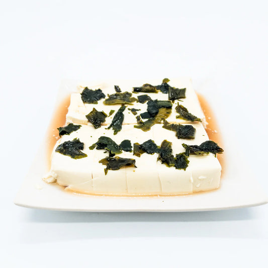 Tōfu to wakame no ume-su sunomono - Tofu au wakame et ume su