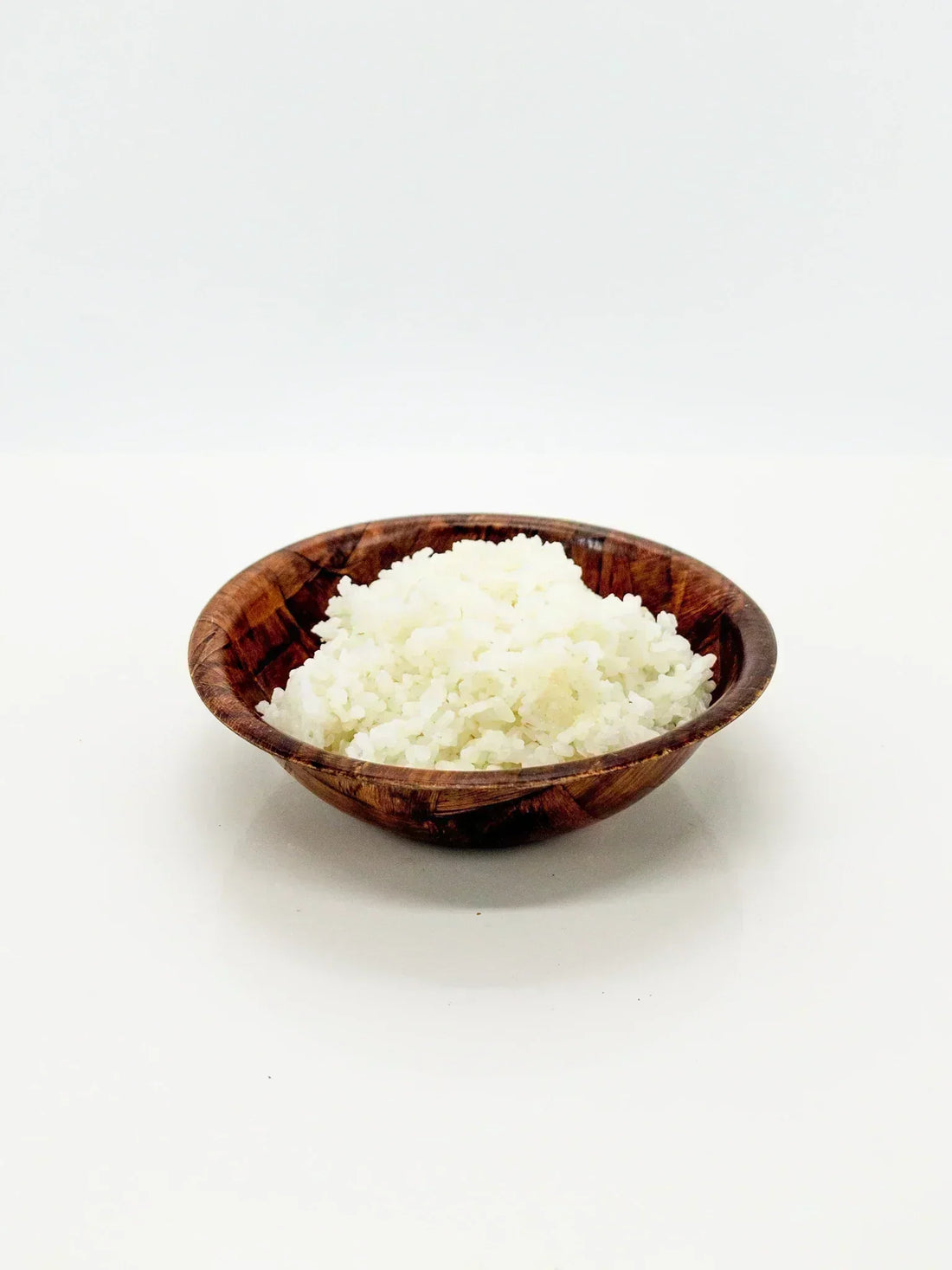 Bol en bois contenant du riz blanc japonais cuit | Eat in Japan épicerie en ligne