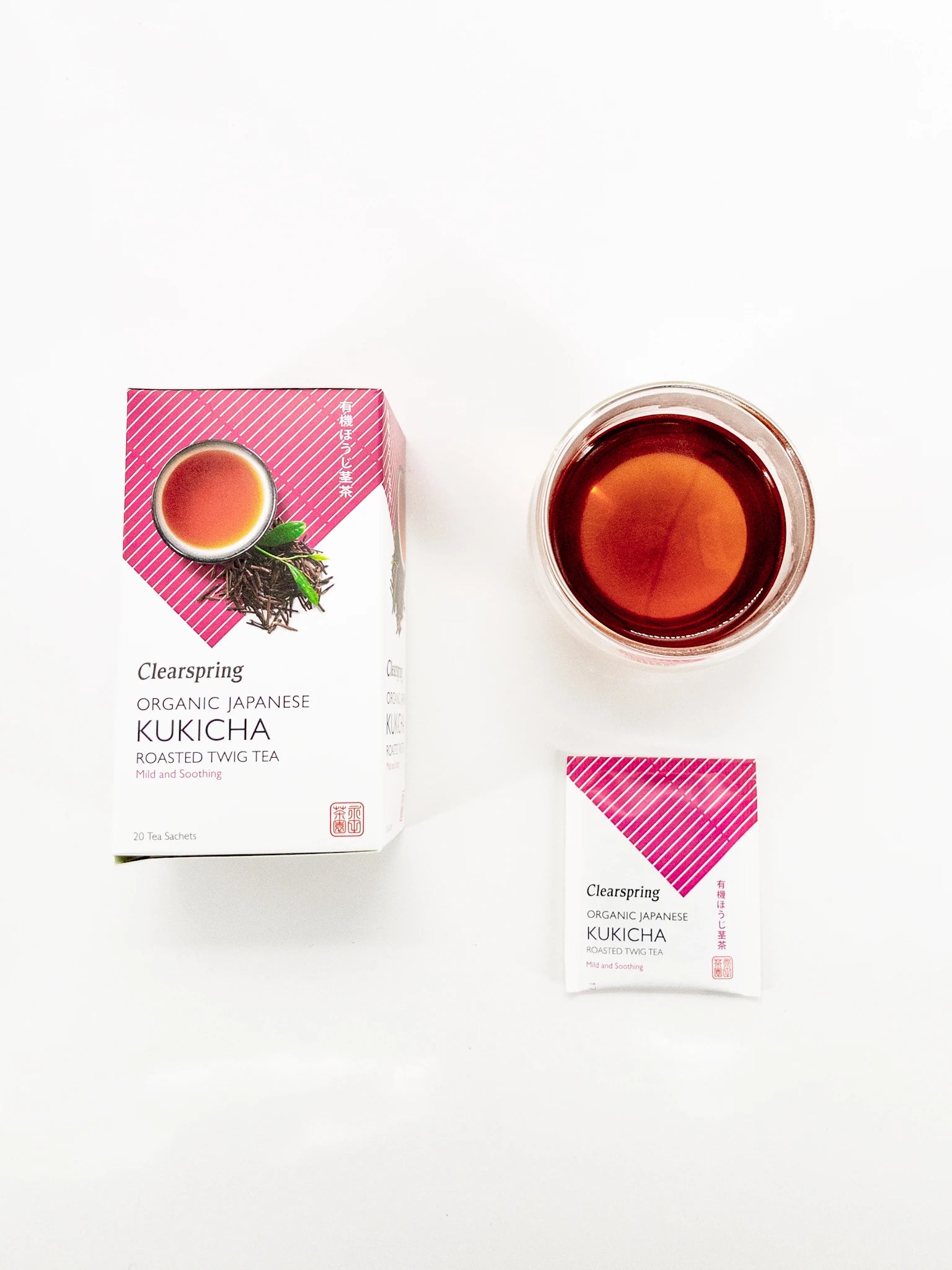 Verre de thé Kukicha bio Clearspring infusé, un sachet de thé et boîte, vue du haut