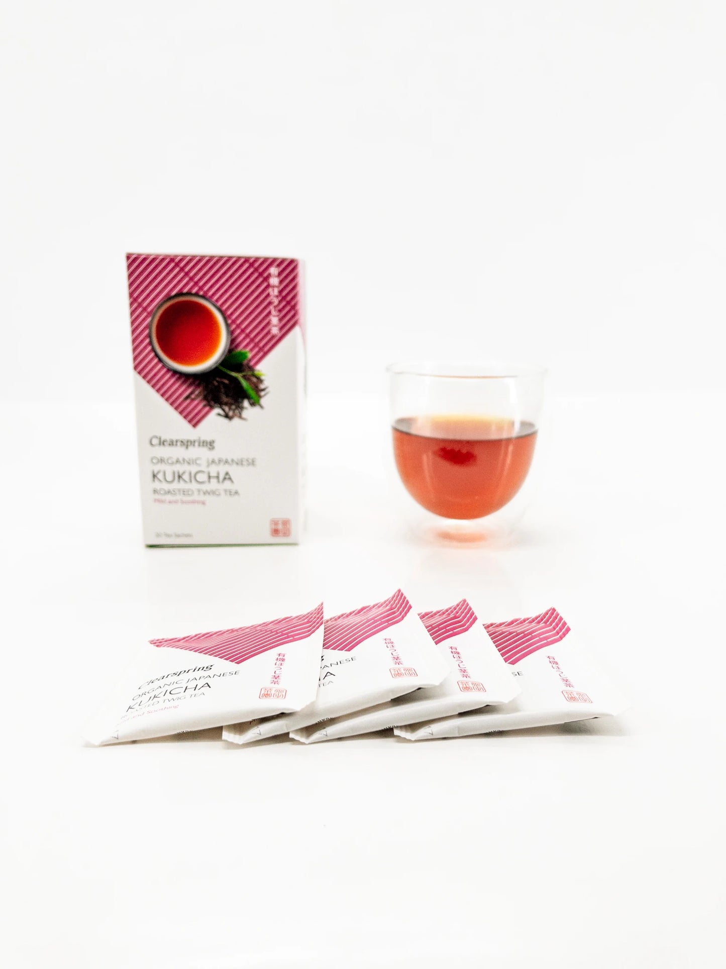 Verre de thé Kukicha bio Clearspring infusé et boîte, avec des sachets de thé devant