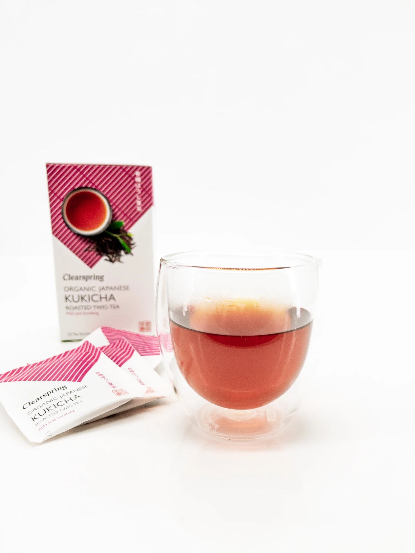 Verre de thé Kukicha bio Clearspring infusé, avec sachets de thé et boîte à côté