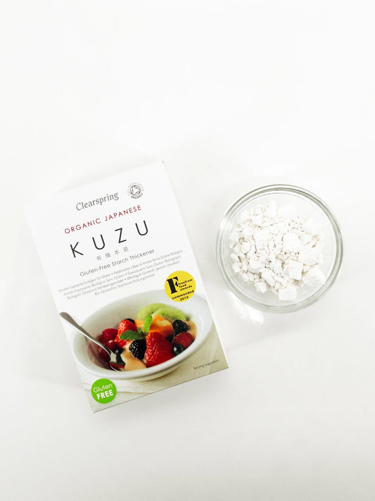 Boîte de Kuzu Blanc Japonais Bio de Clearspring, accompagné de son sachet et d'une coupelle remplie de Kuzu | Eat in Japan Épicerie en ligne
