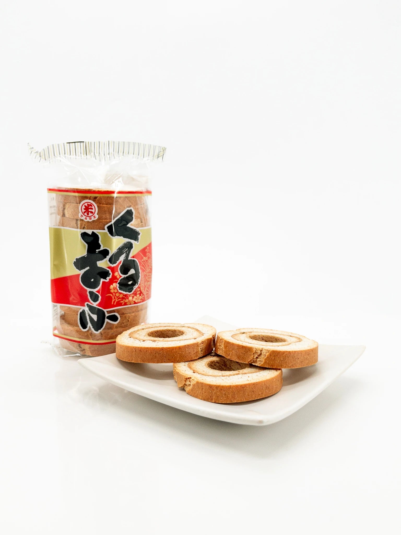 Sachet de Zenryu Fu de Terrasana accompagné de morceaux déposés dans une assiette carrée | Eat in Japan Épicerie en ligne