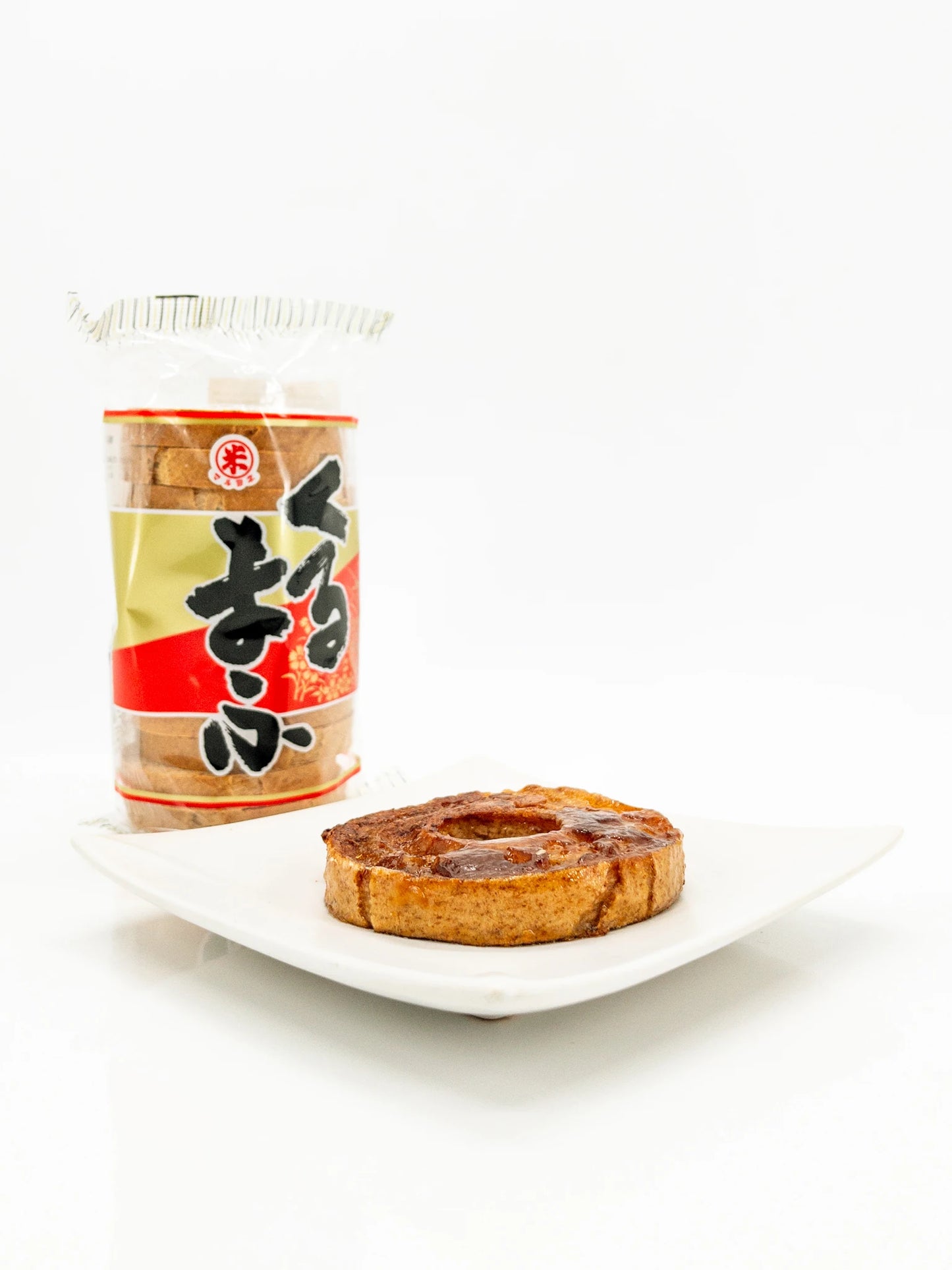 Sachet de Zenryu Fu de Terrasana accompagné d'un morceau cuisiné et déposé dans une assiette carrée | Eat in Japan Épicerie en ligne