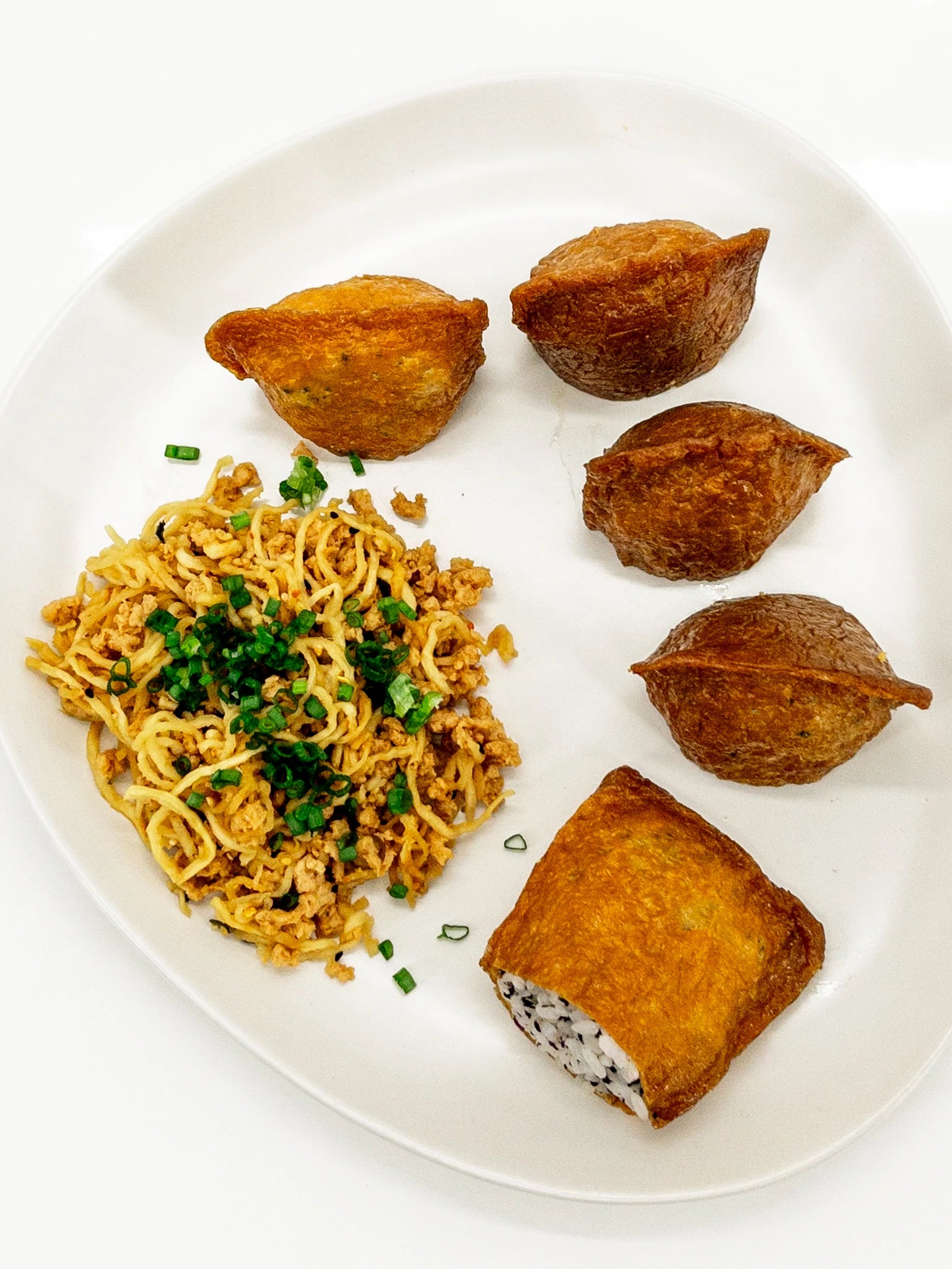 inarizushi au riz et yukari (shiso), et salade de daikon râpé