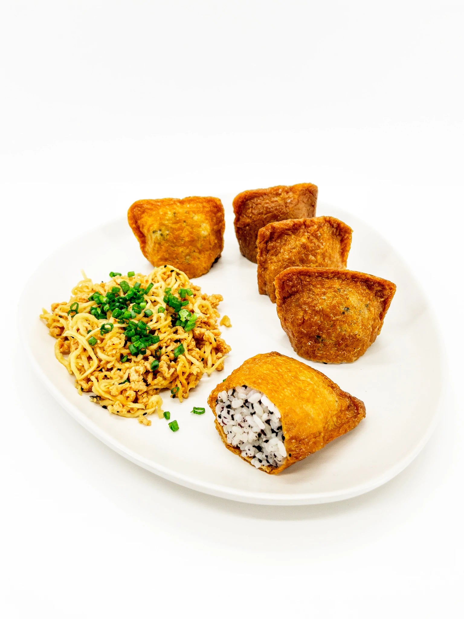 inarizushi au riz et yukari (shiso) et salade de sengiri daikon