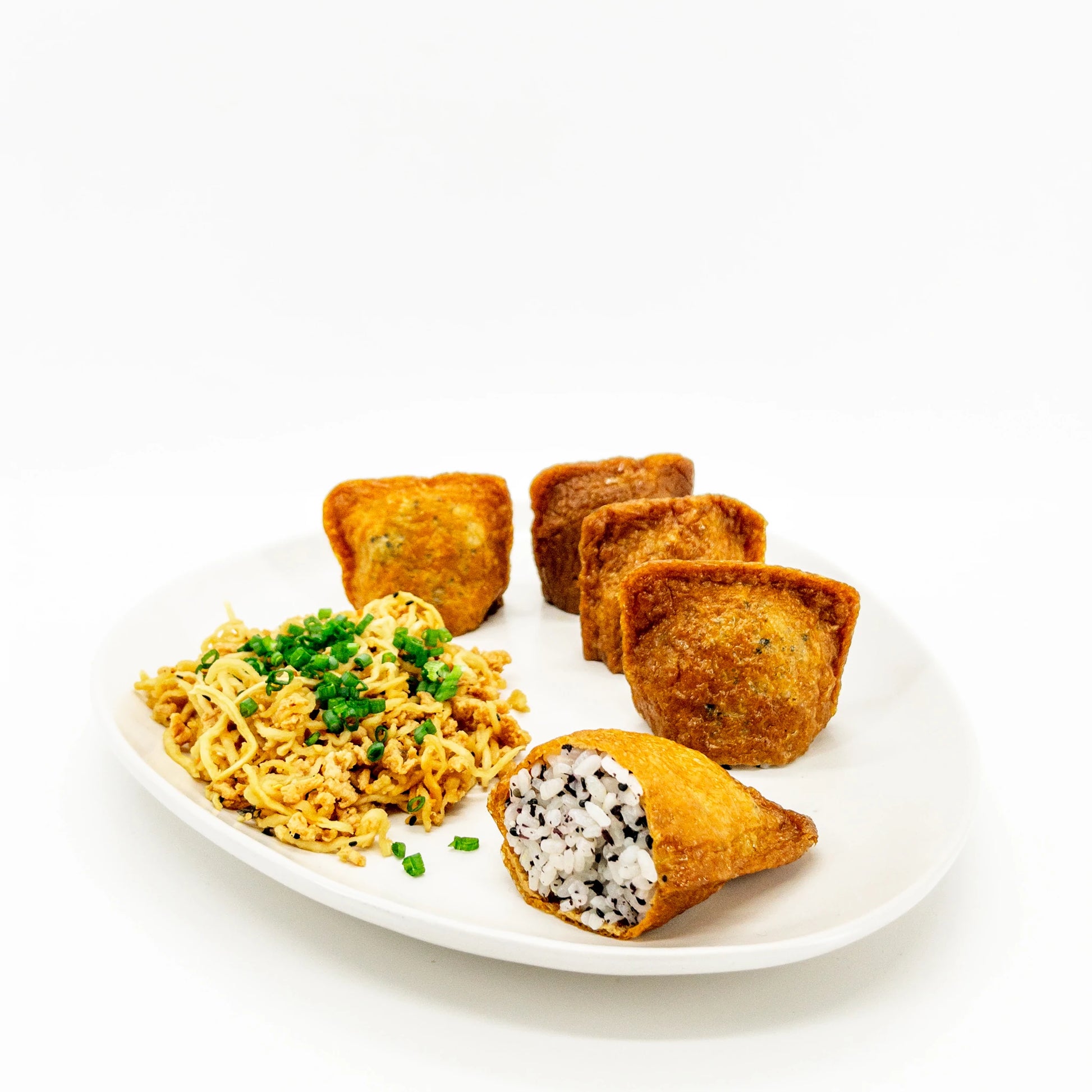 inarizushi au riz avec du yukari (shiso rouge), et une salade de daikon râpé parsemé de ciboule